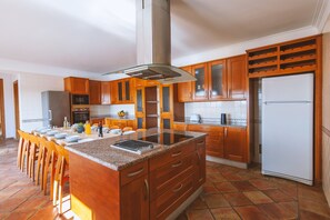 Mikrowelle, Geschirrspüler, Wasserkocher mit Kaffee-/Teezubehör