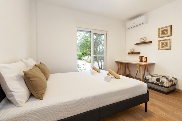 5 bedrooms, cots/infant beds, bed sheets