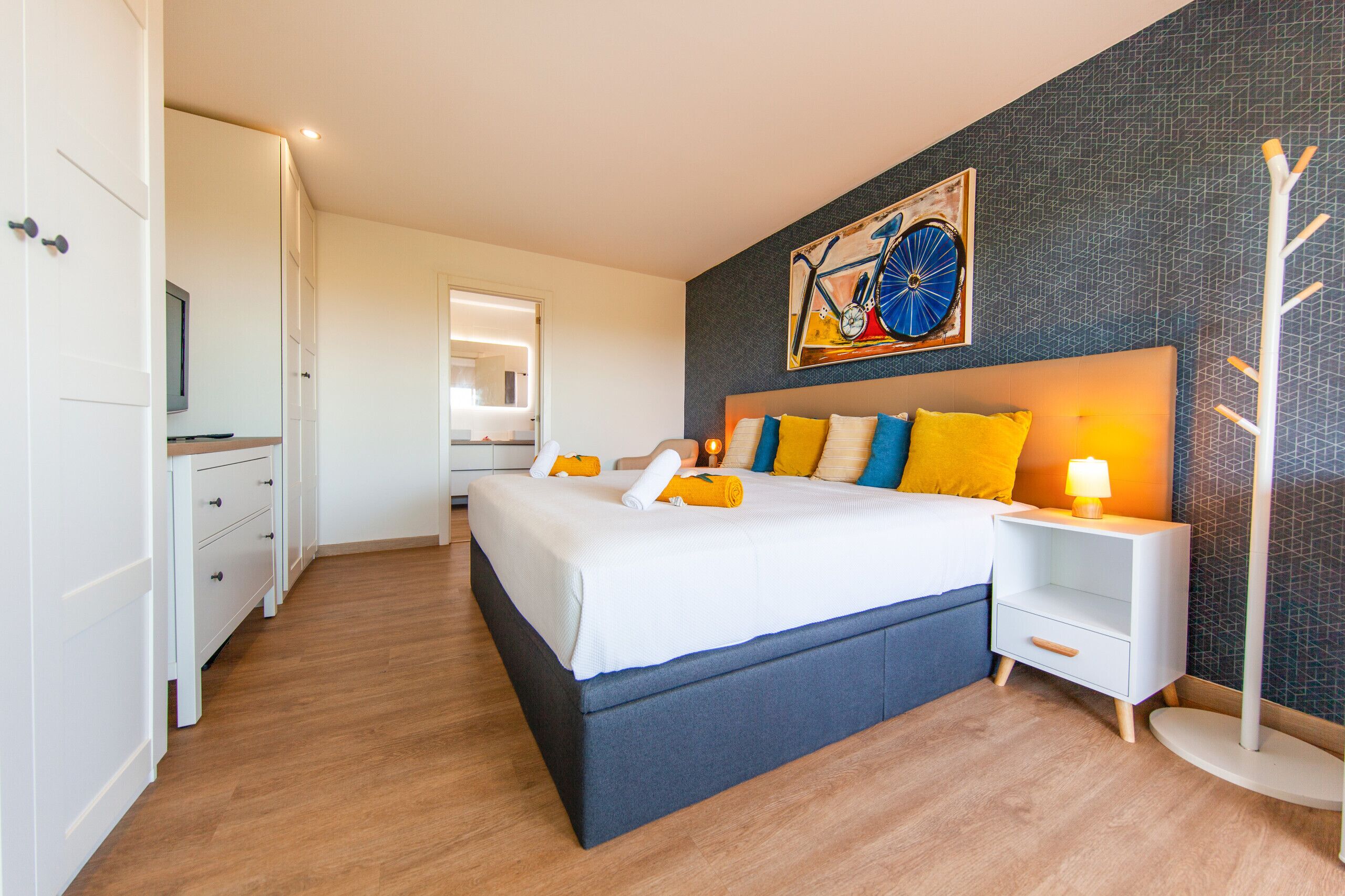 5 عدّة غرف نوم وأسرّة أطفال/رضّع وملاءات أسرّة