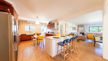 Microwave, dishwasher, coffee/tea maker, cookware/dishes/utensils