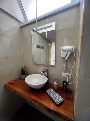 Hair dryer, towels, soap, shampoo - Cozy studio apartment with elevator and kitchenette in the center of Naples (Napoli)