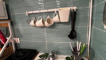 Kühlschrank, Mikrowelle, Herdplatte, Wasserkocher mit Kaffee-/Teezubehör