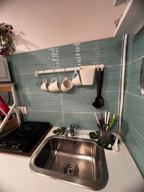 Fridge, microwave, stovetop, coffee/tea maker - Cozy studio apartment with elevator and kitchenette in the center of Naples (Napoli)