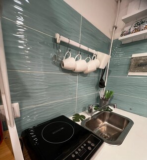 Fridge, microwave, stovetop, coffee/tea maker - Cozy studio apartment with elevator and kitchenette in the center of Naples (Napoli)