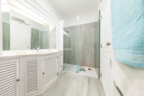Shower, towels - Apartment Portofino 1 (Loulé)
