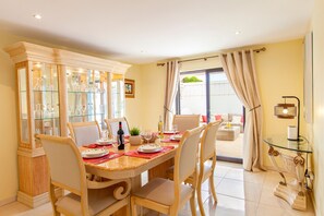 In-room dining - Villa Thai (Albufeira)