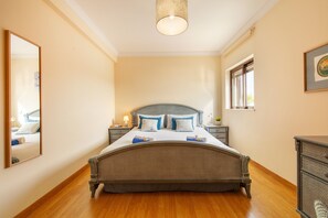 4 bedrooms, cots/infant beds, bed sheets