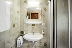 Shower, hair dryer, towels, soap - Pension Pcei (Corvara in Badia)
