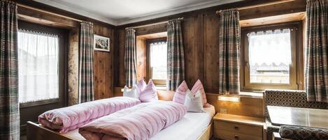 Chambre triple classique, vue sur la montagne | Accès au Wi-Fi (inclus), literie fournie