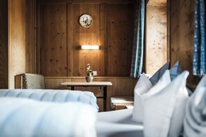 Dobbeltrom – classic, fjellutsikt | Wi-fi (inkludert) og sengetøy