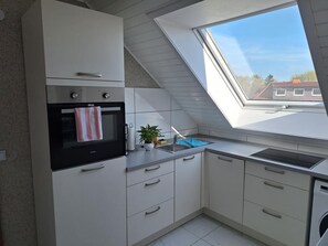 Ofen, Herdplatte, Geschirrspüler, Wasserkocher mit Kaffee-/Teezubehör