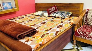 2 habitaciones, escritorio, tabla de planchar con plancha y wifi gratis 