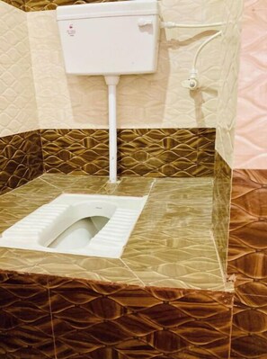 Secador de pelo, toallas, jabón, papel higiénico