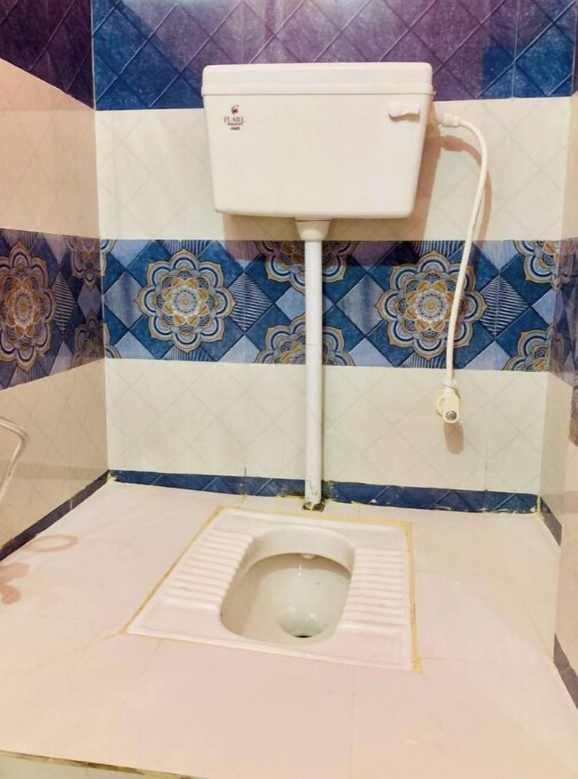 Haartrockner, Handtücher, Seife, Toilettenpapier