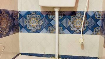 Haartrockner, Handtücher, Seife, Toilettenpapier