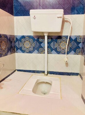 Haartrockner, Handtücher, Seife, Toilettenpapier