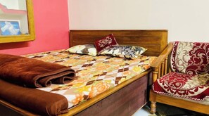 2 habitaciones, escritorio, tabla de planchar con plancha y wifi gratis 
