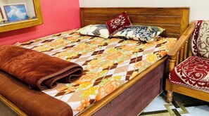 2 bedrooms, desk, iron/ironing board, free WiFi - Triveni Niwas First Floor (Karchana)