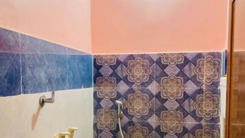 Een haardroger, handdoeken, zeep, toiletpapier