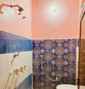 Sèche-cheveux, serviettes fournies, savon, papier toilette