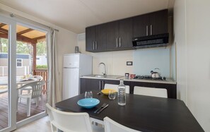 Refrigerador, parrilla de estufa, periquera y utensilios de cocina 