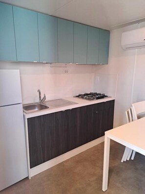 Kühlschrank, Herdplatte, Hochstuhl, Kochgeschirr/Geschirr/Besteck