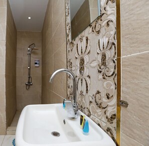 Deluxe Triple Room | Bathroom | Shower, free toiletries, hair dryer, soap -  Pyramids Express View Inn  (Giza)