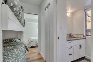 2 bedrooms, desk, iron/ironing board, travel crib - Cozy 1-BR home w free shuttles, hot tub, fireplace! (Park City)