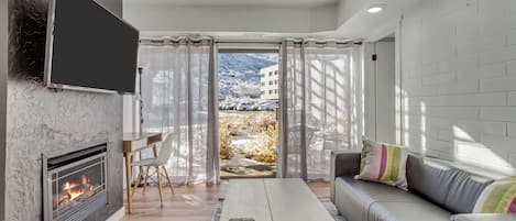 Smart-tv, eldstad, en stereo och datorskärmar