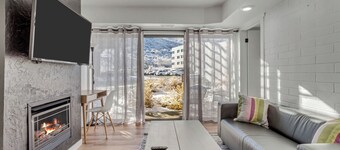 Cozy 1-BR home w free shuttles, hot tub, fireplace!