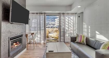 Cozy 1-BR home w free shuttles, hot tub, fireplace!