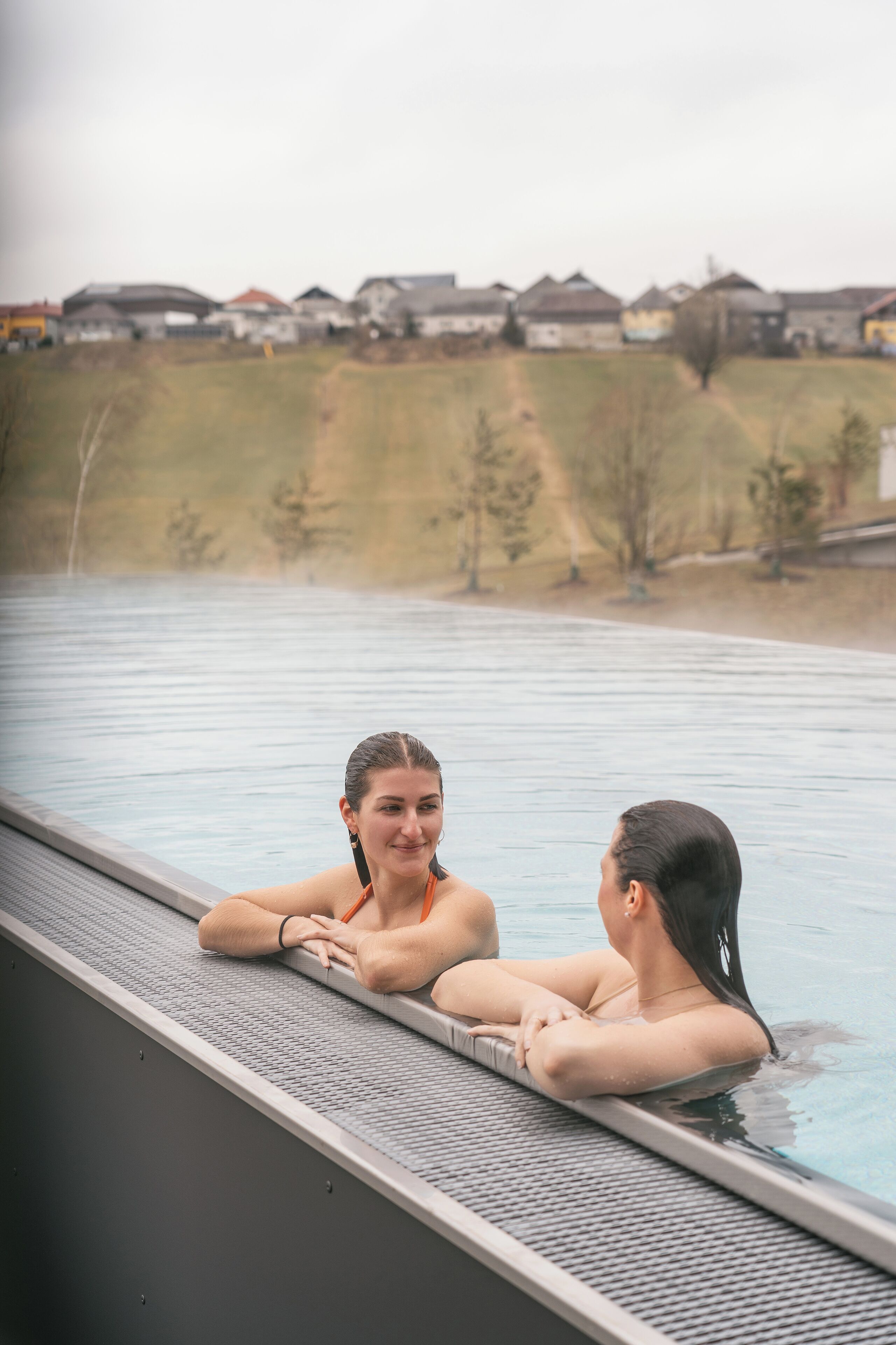Piscina externa, funciona das 6h às 21h, espreguiçadeiras