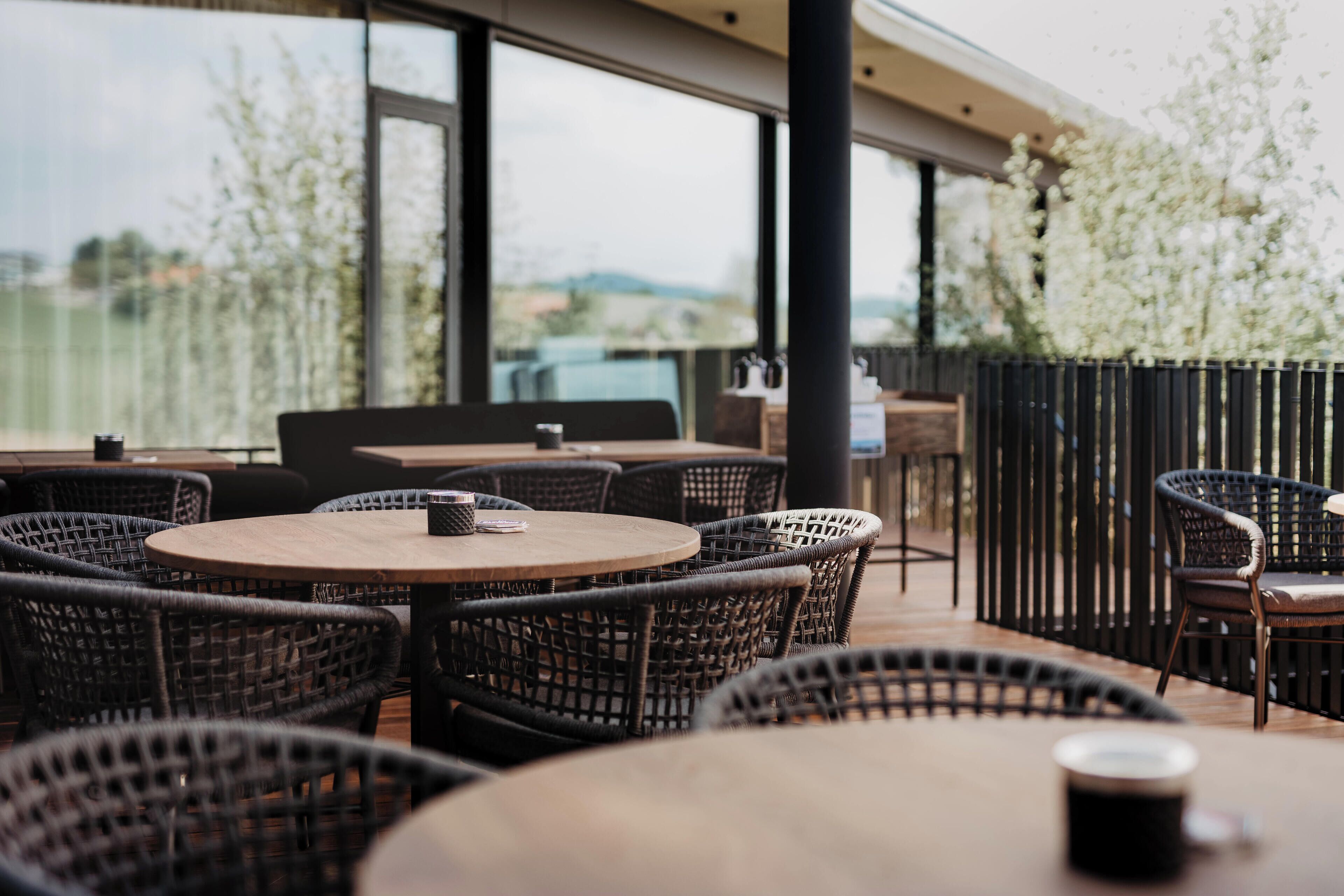 Frühstück, Mittagessen, Abendessen, Blick auf den Garten 