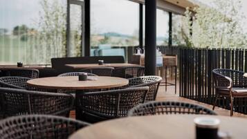 FrĂŒhstĂŒck, Mittagessen, Abendessen, Blick auf den Garten