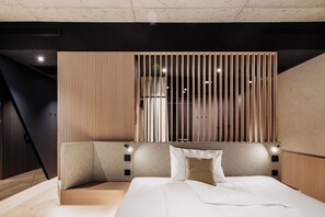Suite junior | Espacio para trabajar con laptop, cortinas blackout y wifi gratis 