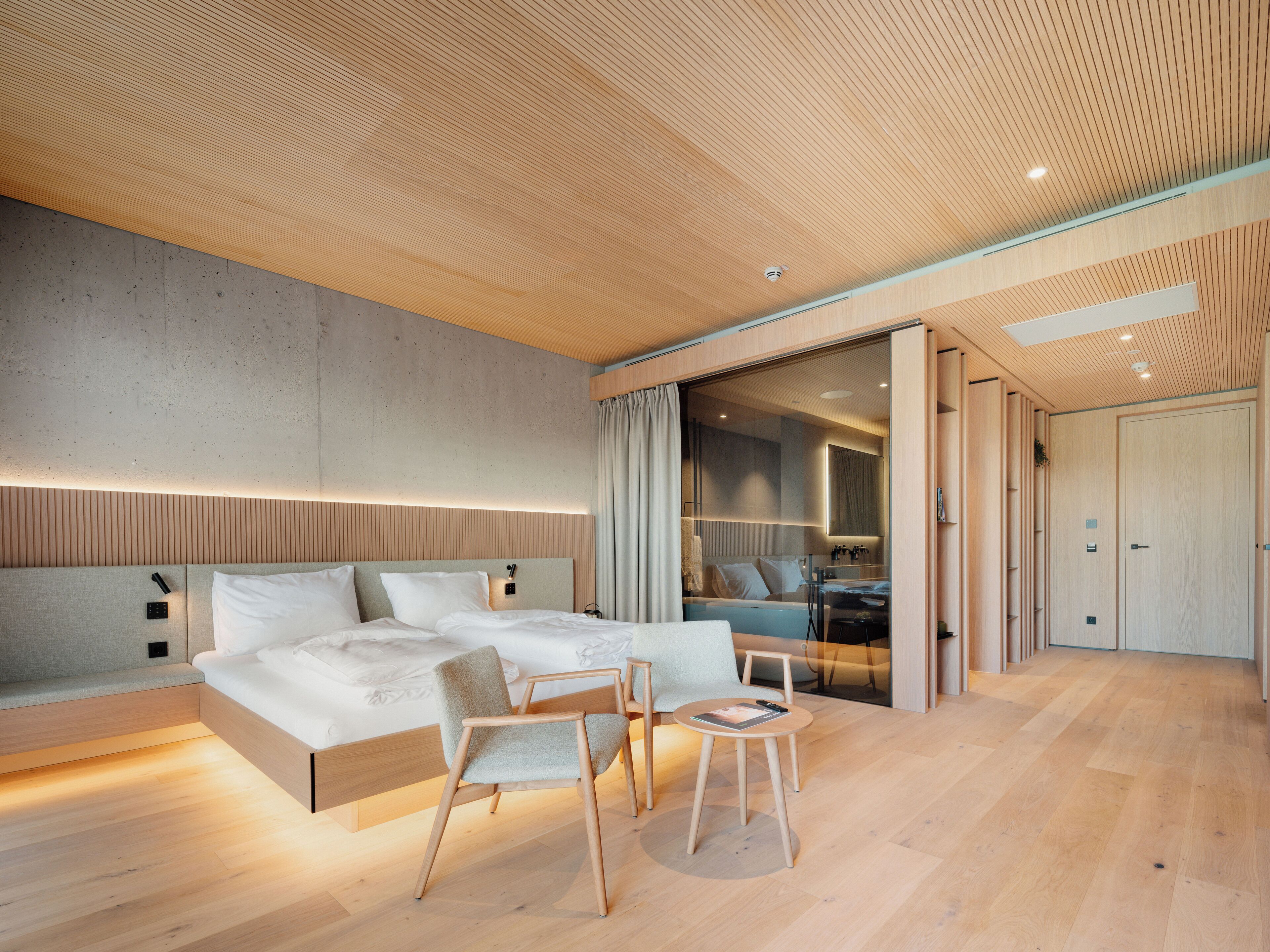 جناح | مساحة عمل للكمبيوتر المحمول وستائر تعتيم وواي فاي مجانًا