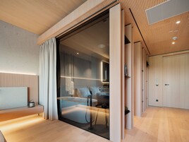 Espacio para trabajar con laptop, cortinas blackout y wifi gratis 