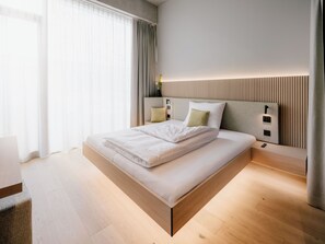 Camera Standard con letto matrimoniale o 2 letti singoli | Postazione laptop, tende oscuranti, Wi-Fi gratuito