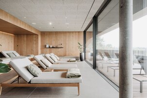 Una piscina al aire libre, sillones reclinables de piscina