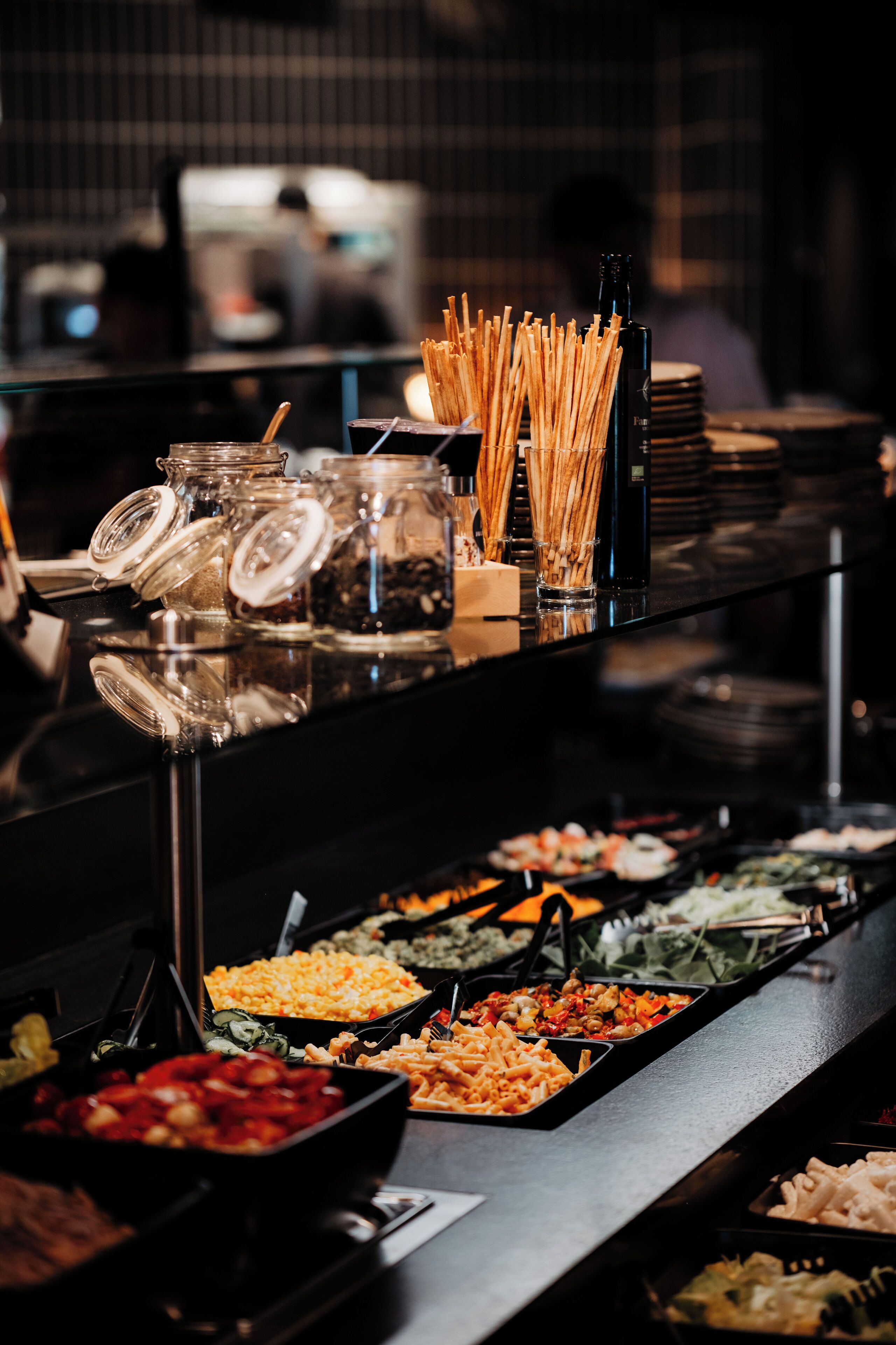 حيث تُقدم وجبات الإفطار، الغداء، العشاء، إطلالات على الحديقة