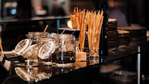 Un buffet proposant une variété de plats et d’accompagnements.