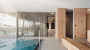Piscine extérieure, chaises longues