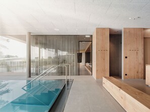 Piscina externa, funciona das 6h às 21h, espreguiçadeiras