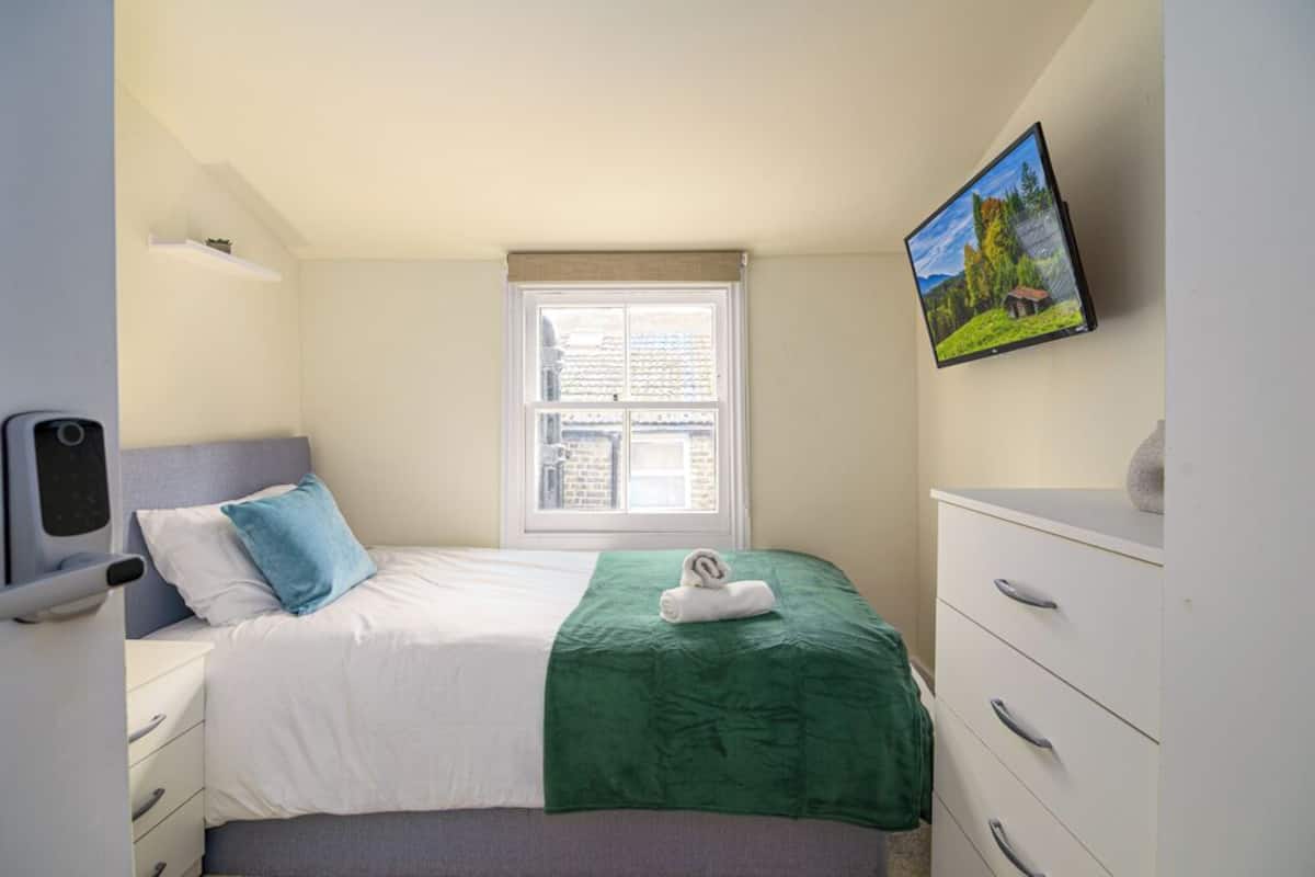 Economy Single Room | Desk, laptop workspace, iron/ironing board, free WiFi