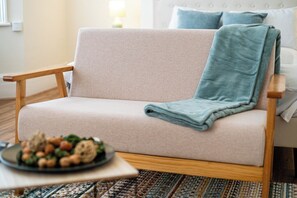 1 habitación, escritorio y espacio para trabajar con laptop