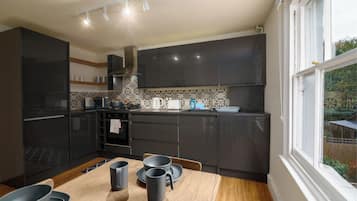 Full-sized fridge, microwave, oven, stovetop