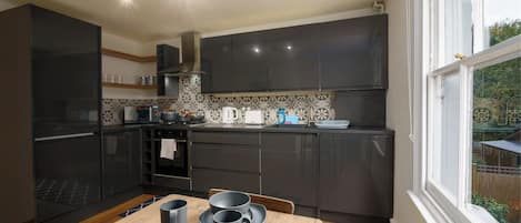 Full-sized fridge, microwave, oven, stovetop