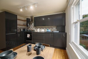 Grand réfrigérateur, micro-ondes, four, plaque de cuisson