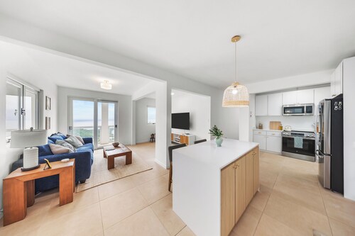 Stylish 1 BR 1 BA w/ View & Pool