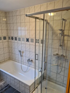 Haartrockner, Handtücher, Seife, Toilettenpapier